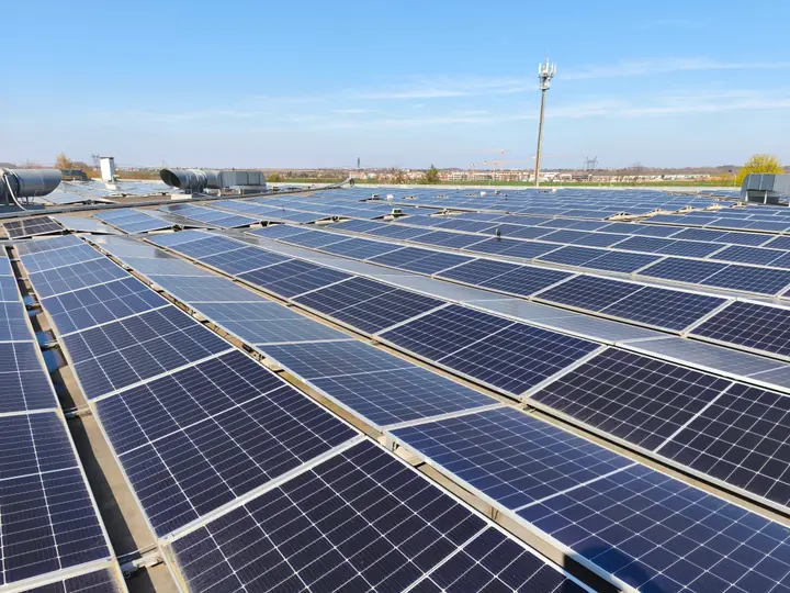 Fotovoltaické panely na střeše v Čestlicích