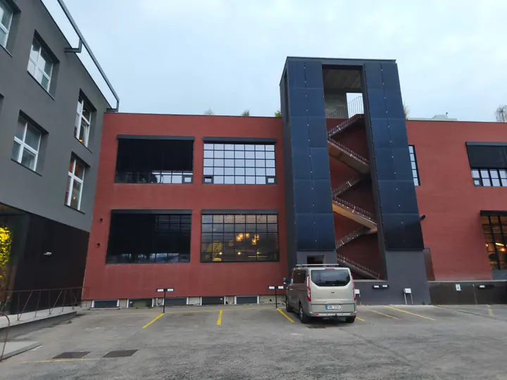 Fotovoltaické panely na fasádě v areálu DEPO Business parking, Brno–Karlova