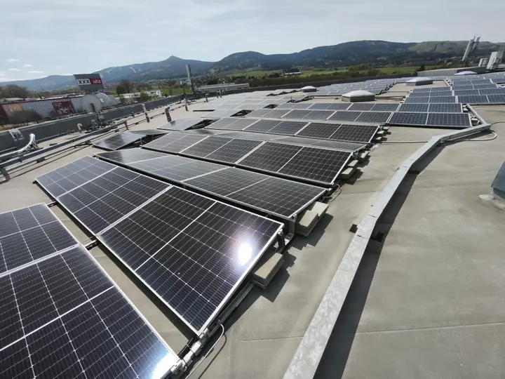 Fotovoltaické panely na střeše Möbelix Liberec
