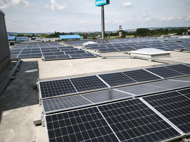 Fotovoltaické panely na střeše XXXLutz Modřice